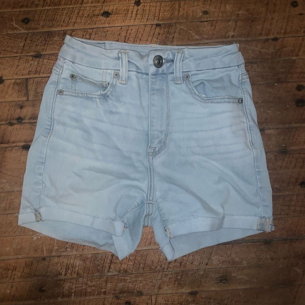 American Eagle light wash curvy hi-rise size 2 Daisy Dukeâshortie shorts